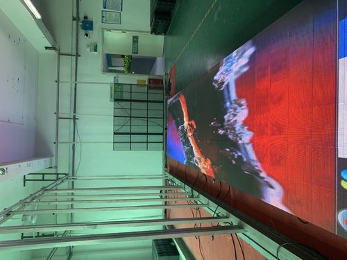 Ultime notizie aziendali su Interattivo ha condotto il pavimento esposizione di LED di SCX srl.