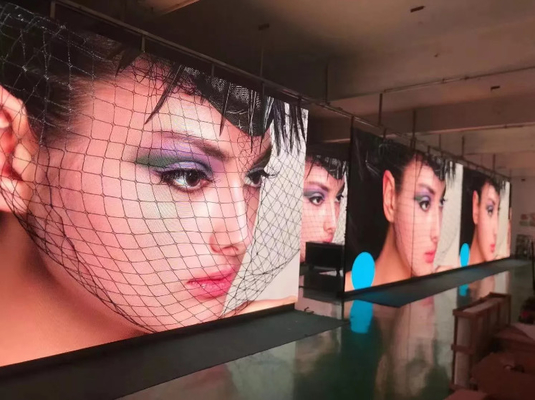 Installazione di uno schermo LED a colori per pubblicità all'interno senza mosaici