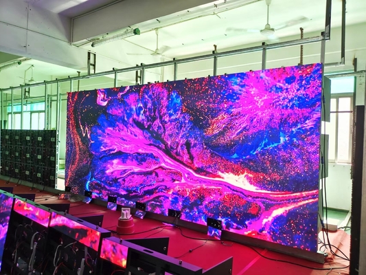 Esperienza di visualizzazioni senza pari con display a LED a tono fine a 360000 punti/m2 Densità e luminosità di 1000CD/mq