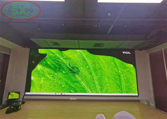 Eccezione: display a LED a colori P3.91 all'interno con la massima risoluzione