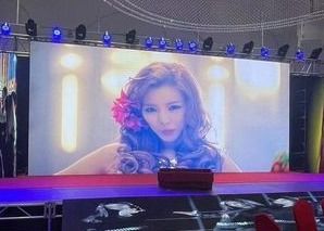 Prezzo buono Display a LED in metallo a colori pieni SMD2121 P4 per concerti in linea