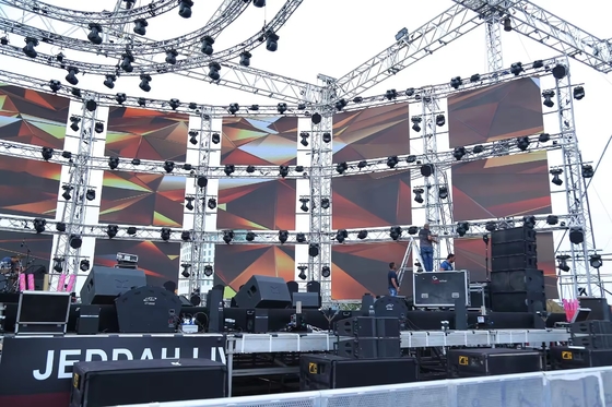Display LED a sfondo a fase P5 ad altissima luminosità con struttura multi-loop