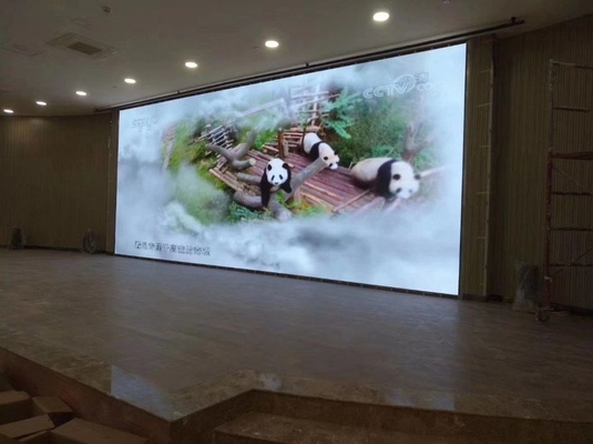Schermo in alluminio a fusione HD video pubblicitario per la chiesa di nozze della stazione 9500K P4.81 schermo LED trasparente