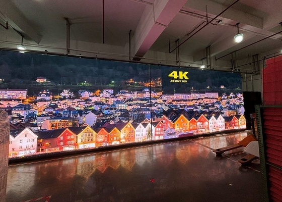 Schermo in alluminio a fusione HD video pubblicitario per la chiesa di nozze della stazione 9500K P4.81 schermo LED trasparente