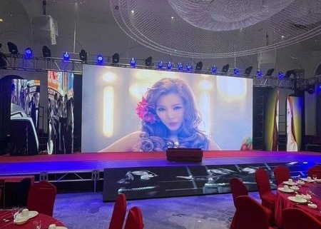 schermo pubblicitario LED all'aria aperta a colori P3 1200 Nits luminosità IP65 personalizzato