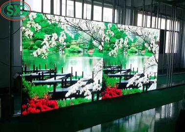 Schermo LED SMD P5 interno fissato in un armadietto in acciaio con una densità di 40.000 punti/m2