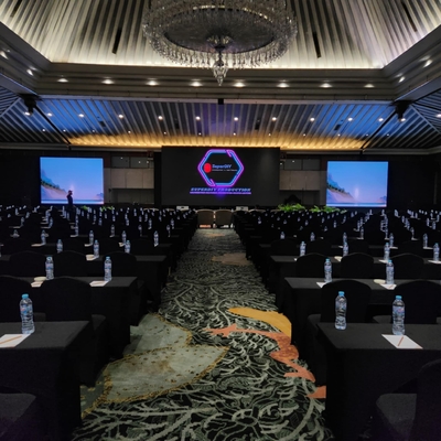 640*640MM Dimensione dell'armadio Display LED GOB Composizione dei pixel 1R1G1B e luminosità di 1500 bit per prestazioni superiori