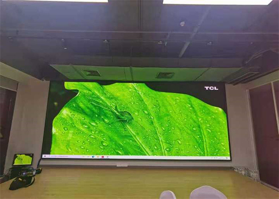 Visualizzazione a LED a parete interna ad alta densità P1.25 P2 con temperatura di colore 6500K e durata ≥100 anni in armadio in alluminio a fusione stampata