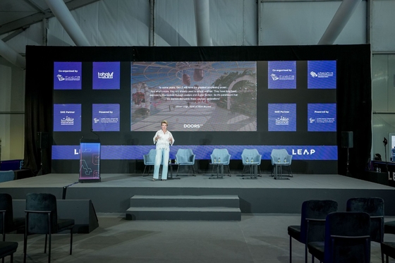 Display di manifesto a LED pieghevole P1.25 P1.5 P1.8 P2.5mm Indoor GOB Process Floor Standing LED Poster Screen