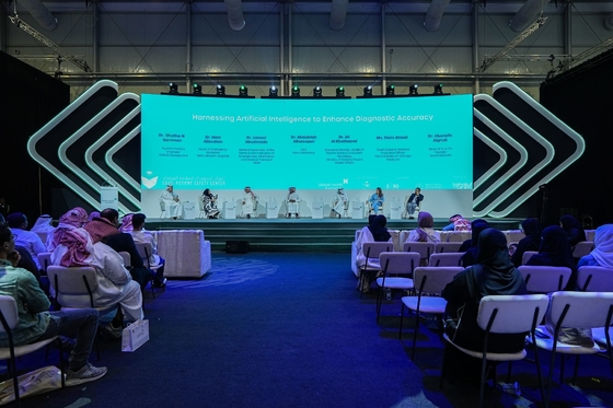 Display di manifesto a LED pieghevole P1.25 P1.5 P1.8 P2.5mm Indoor GOB Process Floor Standing LED Poster Screen