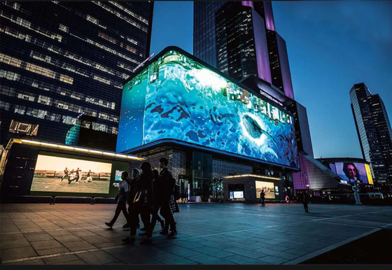 Display LED ad alta risoluzione p10 all'aperto a colori pieni con prestazioni stabili per il segnale di trasmissione televisiva 10mm Pixel Pitch 7000 cd/m2 Luminosità 16.7 milioni di colori IP65/IP54 Protezione 800W/m2 Potenza massima