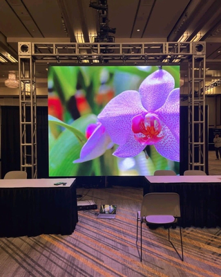 Display a LED a colori per soluzioni di marketing digitale e facile installazione e trasporto con elevato rating IP e dettagli di immagine pixel-perfetti