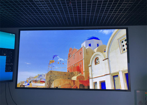 Display a LED di locazione con scala di grigi da 14 a 16 bit e consumo medio di 438 Watt/m2
