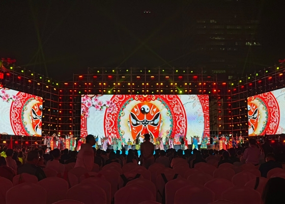 Vista ultra-chiara dei display pubblicitari a LED intorno al campo da calcio