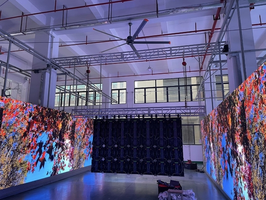 Display a LED a colori interni P4 HD Curve Video Wall 62500/m2 RGB 3 in 1 24 mesi Disegno personalizzato e competitivo