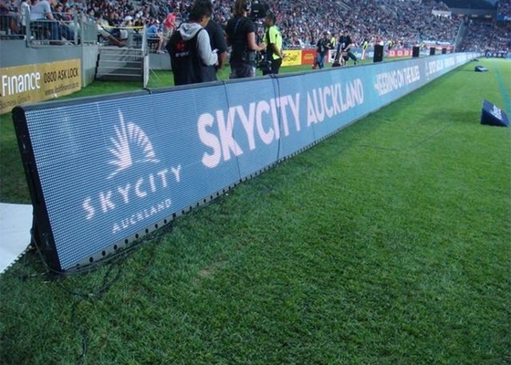 Vista ultra-chiara dei display pubblicitari a LED intorno al campo da calcio