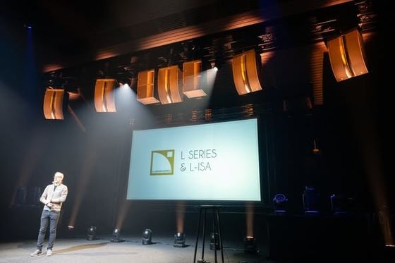 La pubblicità all'aperto P5 ha condotto l'esposizione