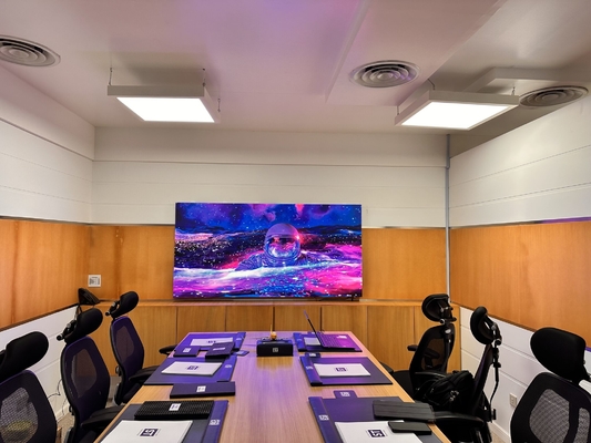 Installazione di uno schermo LED a colori per pubblicità all'interno senza mosaici