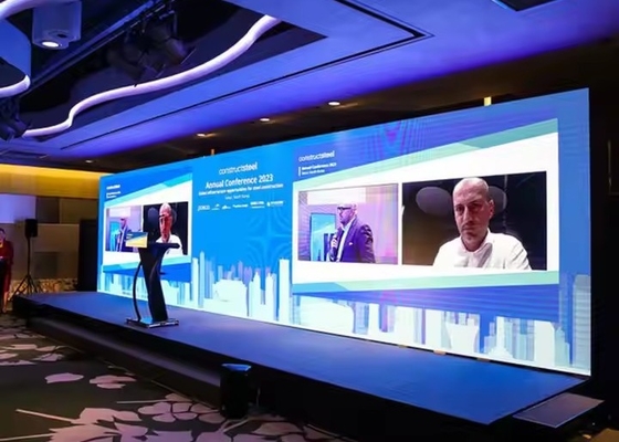 Installazione di uno schermo LED a colori per pubblicità all'interno senza mosaici