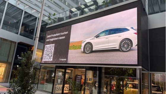 Schermo LED flessibile a colori P2.5 Soft Film Group Advertising, pixel da 4 mm, cabinet curvo in acciaio