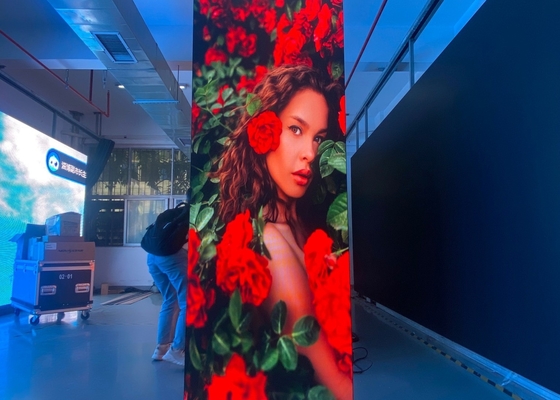Poster Screen Display pubblicitario verticale P2.5 Small Pitch Smart Indoor 1R1G1B HD LED Screen