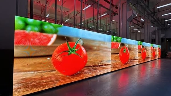 Display a LED a contrasto 3000 1 e consumo medio 438Watt/m2