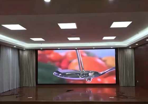 Display a LED a colori interiori SMD P3 con configurazione di pixel da 3 mm e 111111 pixel/m2 per immagini chiare e vivaci