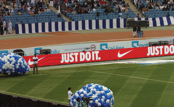 Schermo LED per stadio con grado di protezione IP65, 5000:1 rapporto di contrasto, frequenza di aggiornamento 60Hz per un'esperienza visiva ottimale
