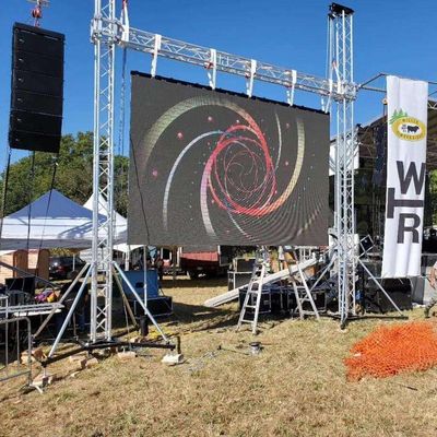 Display LED a noleggio con consumo medio di 438 Watt/m2, dimensioni pannello 500*500mm e dimensioni cabinet