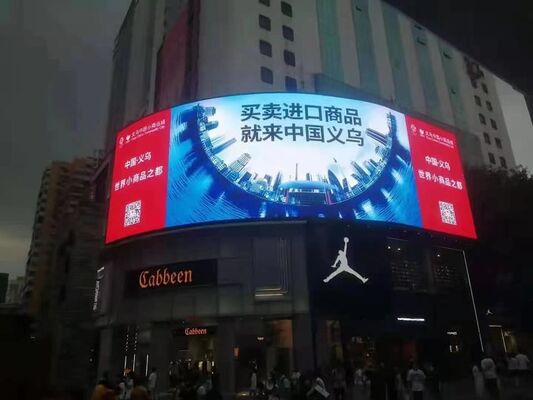 Display LED a colori esterni con elevato tasso di aggiornamento e contrasto cromatico per presentazioni visive chiare e vivaci