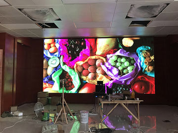 Schermo LED SMD P5 interno fissato in un armadietto in acciaio con una densità di 40.000 punti/m2