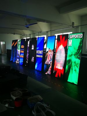Prezzo buono Banco di mostra di pubblicità dell'interno del LED dello schermo verticale dell'esposizione HD del manifesto di P3 LED in linea