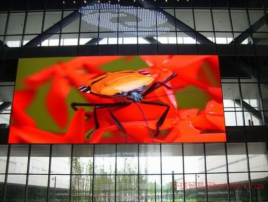 schermi a LED con modulo di dimensioni 250 x 250 millimetri e risoluzione di 64 x 64 pixel che forniscono immagini dettagliate e nitide