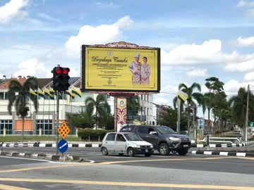 P2 Indoor Full Color LED Billboard Die-Cast Aluminum Billboard Plain Steel Cabinet 128 X 64 Matrice