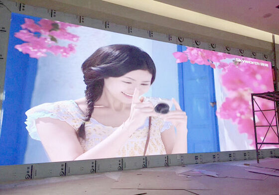 Fine Pitch Alta risoluzione e luminosità P1.875 Indoor Giant LED Display Cartelloni pubblicitari a colori