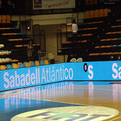 Vista ultra-chiara dei display pubblicitari a LED intorno al campo da calcio