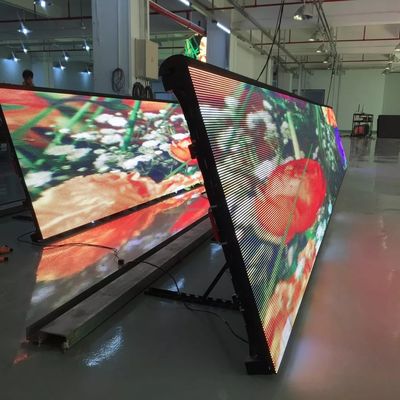 Vista ultra-chiara dei display pubblicitari a LED intorno al campo da calcio