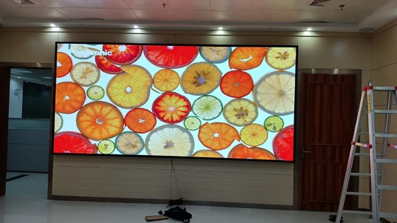 Display a LED a colori interiori Tecnologia SMD P3 3840Hz Aggiornamento elevato 111111 pixel/m2 e 900cd/m2 Brillantezza del bilanciamento del bianco