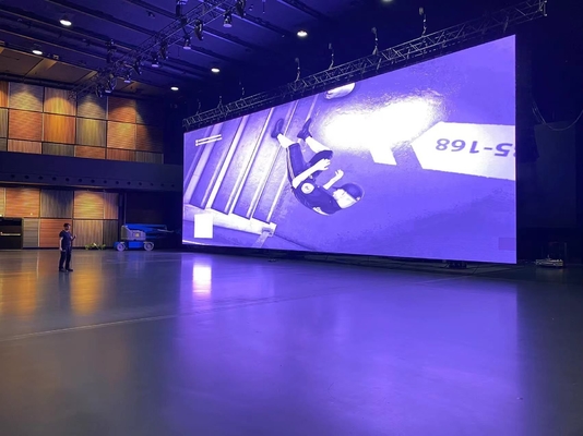 Display a LED a colori interiori Tecnologia SMD P3 3840Hz Aggiornamento elevato 111111 pixel/m2 e 900cd/m2 Brillantezza del bilanciamento del bianco