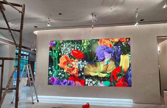 Display a LED a colori per installazione a parete e facile manutenzione