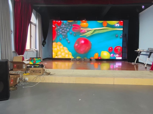 Display a LED a colori per installazione a parete e facile manutenzione