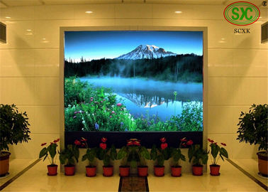 Noleggio di schermi curvi/schermo a LED a colori fisso all'interno con piccolo passo 640mm*640mm P2,5 ultra trasparente