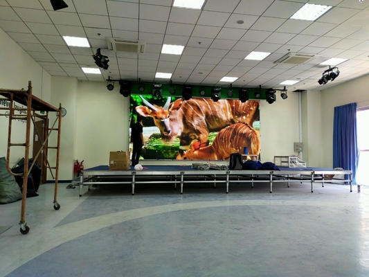 Risparmio energetico all'interno display a led a colori p3.91 con regolazione automatica della luminosità e angolo di visione orizzontale di 120 gradi