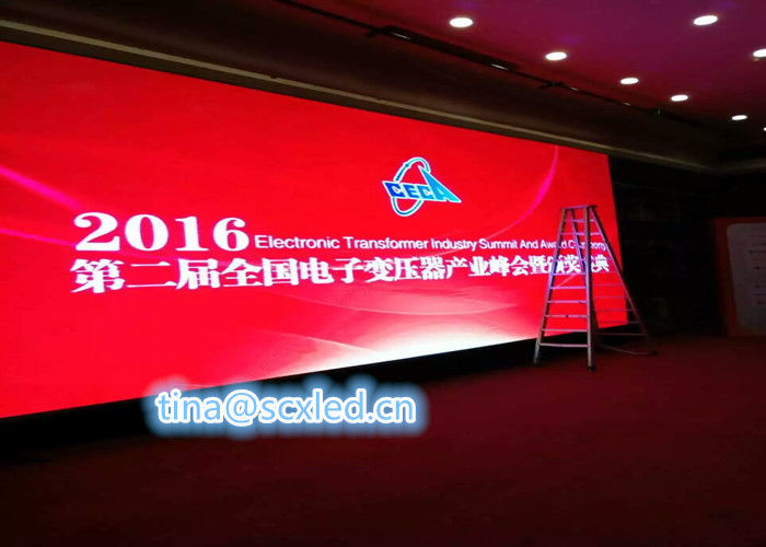 Installazione di schermi a LED ad alta luminosità
