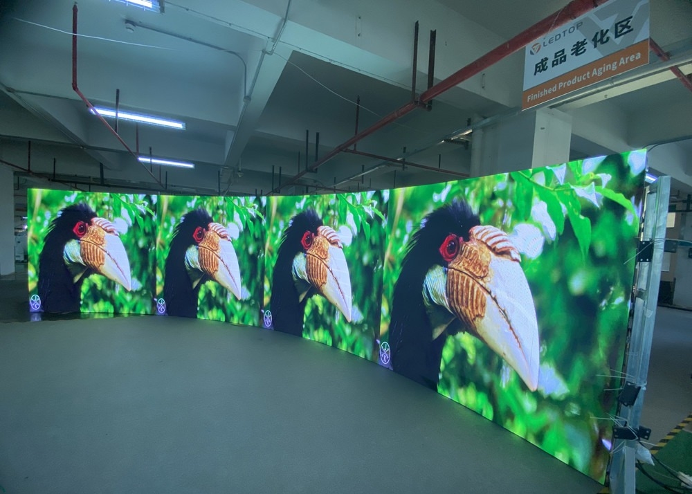 Display LED fisso ad alta luminosità con MTBF 5000 ore, bilanciamento del bianco, luminosità ≥7500cd/m2 e manutenzione posteriore