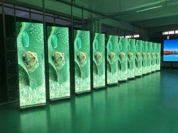 680x2000mm Dimensione dello schermo Display LED poster con configurazione di colore 1R1G1B e dimensione del modulo 320x160mm