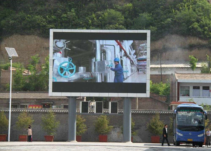 P8 Pubblicità commerciale all'aperto a colori con cartellone con colonna