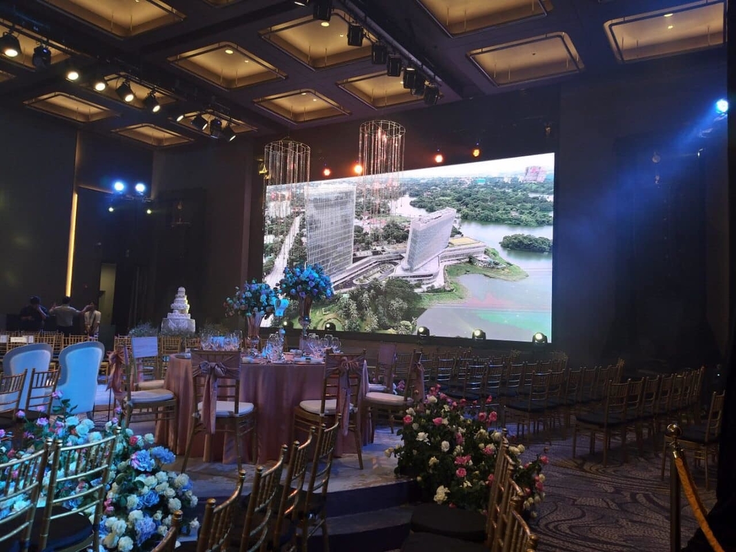 Display a LED a colori interni P4 Alta frequenza di aggiornamento Connessione senza soluzione di continuità Struttura in alluminio senza rumore 16 bit Gray Scale Video Wall