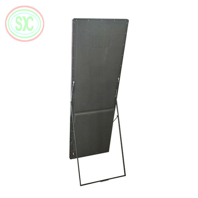 1R1G1B Configurazione dei colori Display di poster a LED con 680x2000mm di dimensione dello schermo e P2.5mm di tono