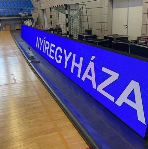 Display LED per stadio a rettifica, alta luminosità ≥6500cd/m2, frequenza fotogrammi 60Hz e per eventi sportivi intensi
